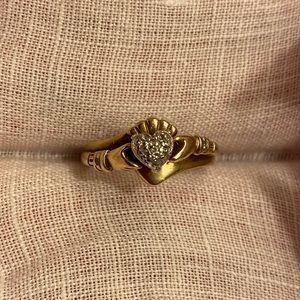 One of a kind 10k gold vintage claddagh ring.